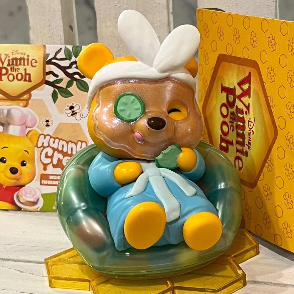 Disney Winnie the Pooh Happy Haul Hunny Crew Mystery Blind Box Spa Pooh